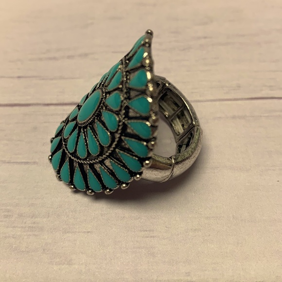 Western Style Saddle Shaped Resin Concho Cluster Adjustable Ring - Picture 2 of 4